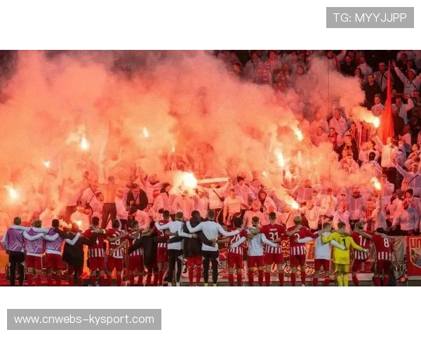 拉齐奥球迷燃放烟火，比赛暂停十分钟清理