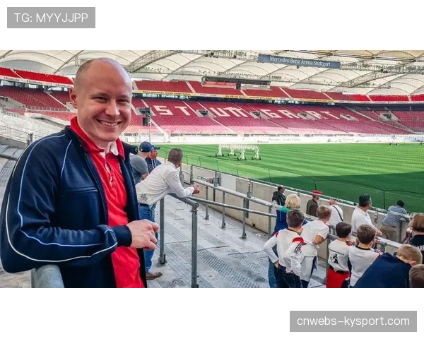 特写：斯图加特主场大屏幕播放来自全球各地球迷的助威视频集锦